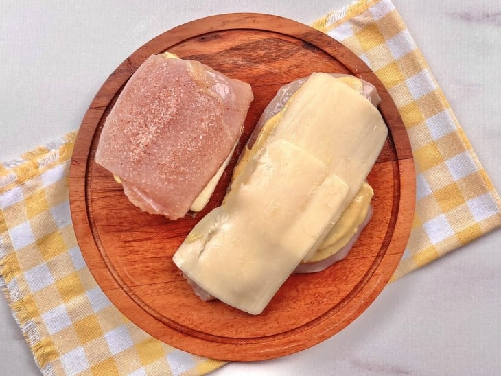 Filés de frango recheados com mussarela.