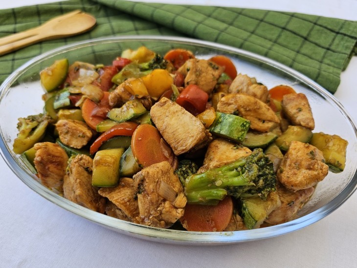 Frango xadrez é um prato chinês cheio de sabor e feito em pouco