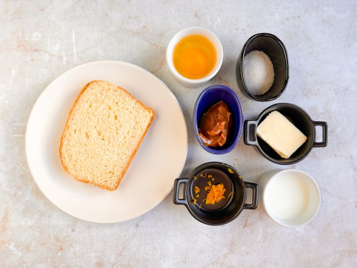 Ingredientes da receita organizados sobre a bancada.