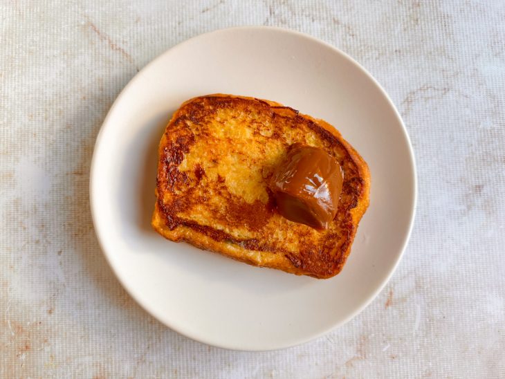 French toast servida com doce de leite por cima, pronta para consumo.