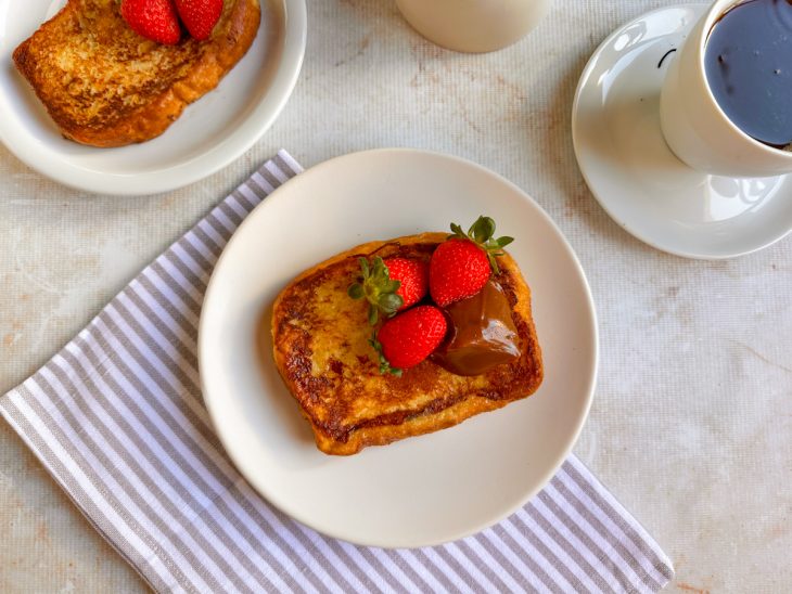 French toast pronta com morango.