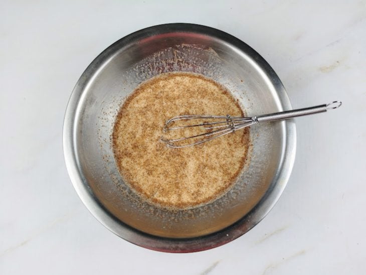 Ingredientes misturados em um bowl com auxílio de um fouet (batedor de arame).