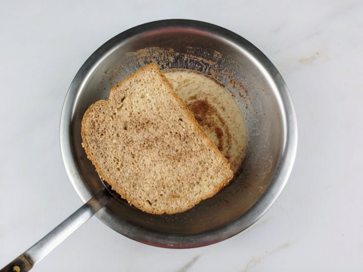 Fatia de pão embalsamada na mistura do bowl.