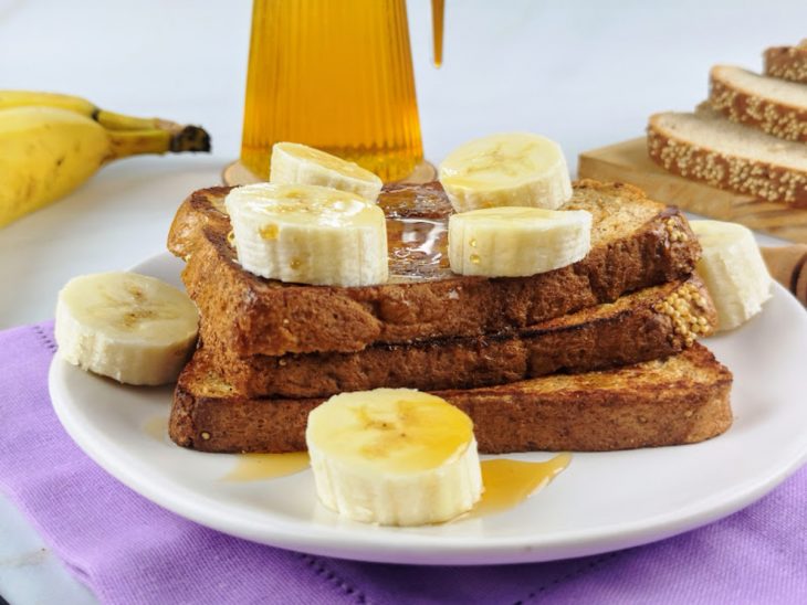 French toast com banana pronta para servir e acompanhada por mel.