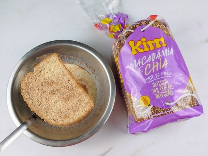 Fatia de pão embalsamada na mistura do bowl.