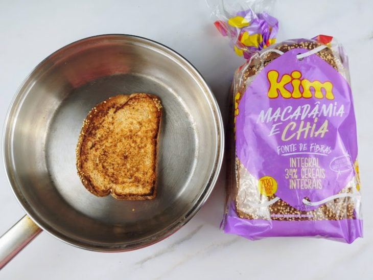 Fatia de pão grelhada em uma frigideira com manteiga.