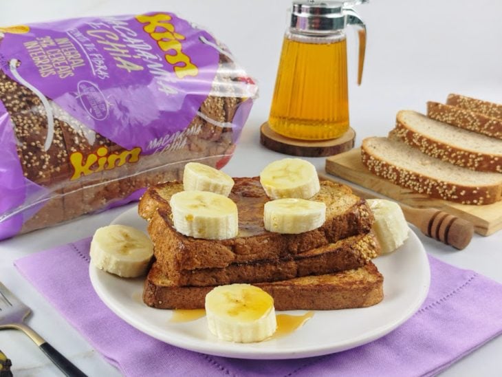 French toast com banana pronta para servir e acompanhada por mel.