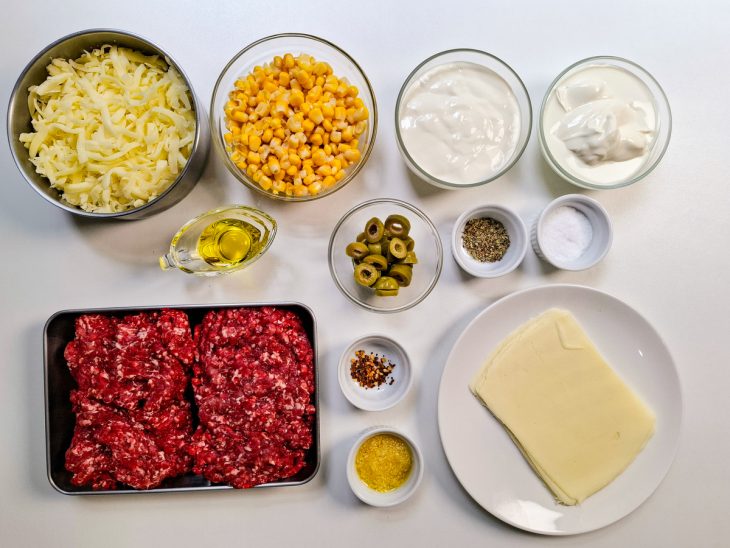 Ingredientes reunidos na bancada.