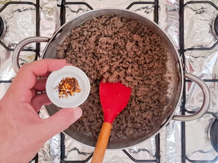 Na panela, a carne sendo temperada.