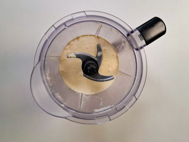 No liquidificador, o creme de leite, o requeijão e o milho.