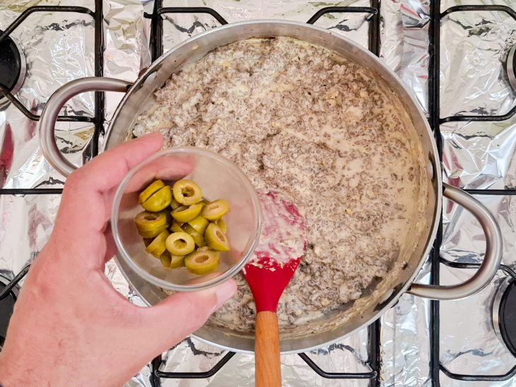 Na mesma panela, as azeitonas são adicionadas.