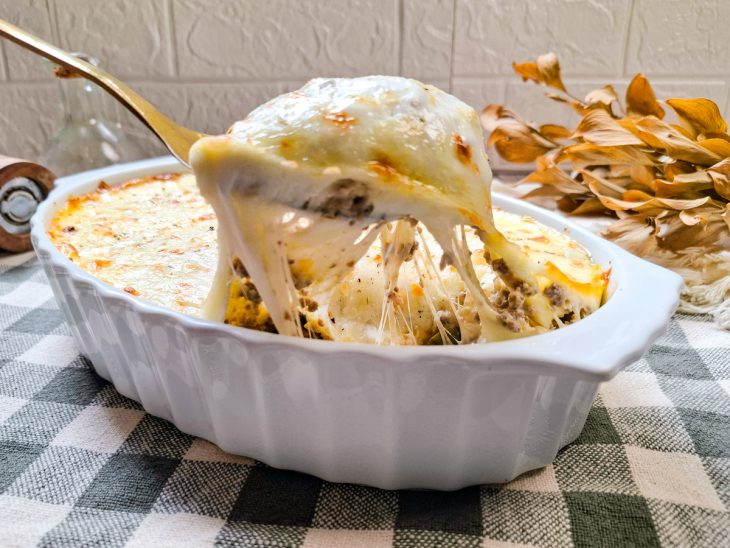 Porção do fricassê sendo tirada.