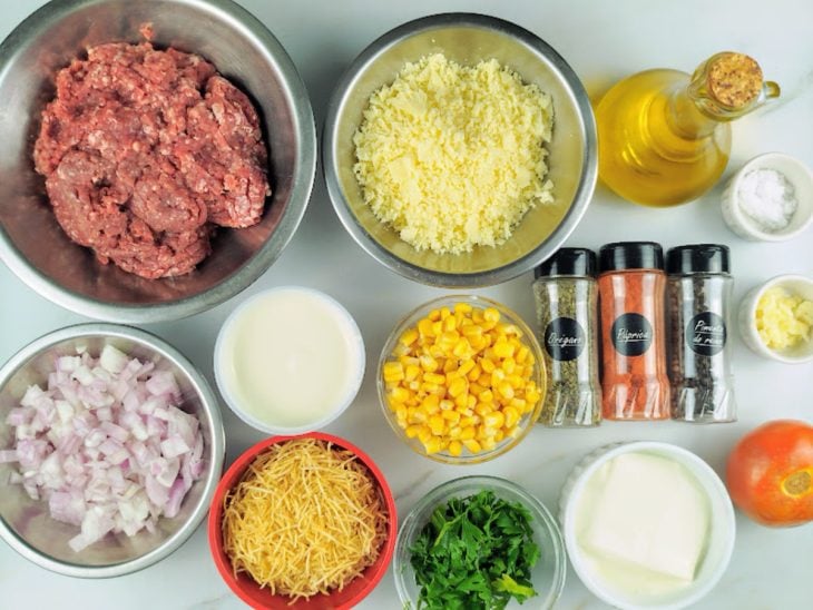 Uma bancada com os ingredientes.