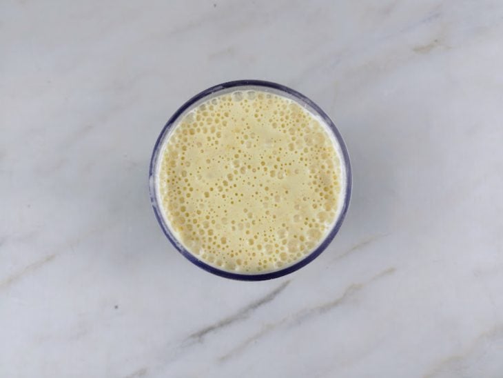 Um recipiente com milho escorrido, creme de leite e requeijão.