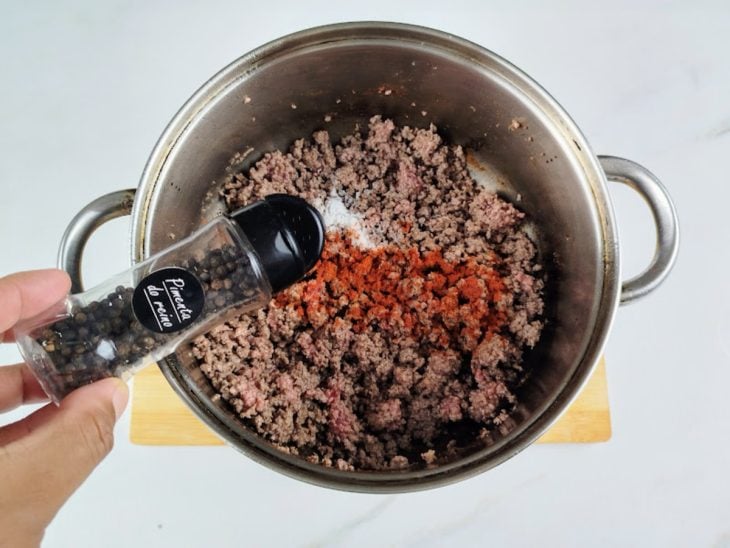 Uma panela com a carne moída temperada.