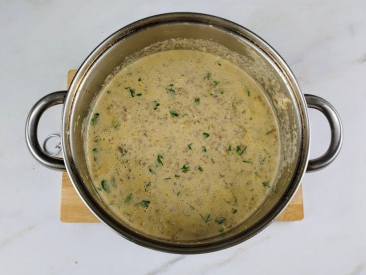 Uma panela com a mistura do creme de milho e da carne pronta.