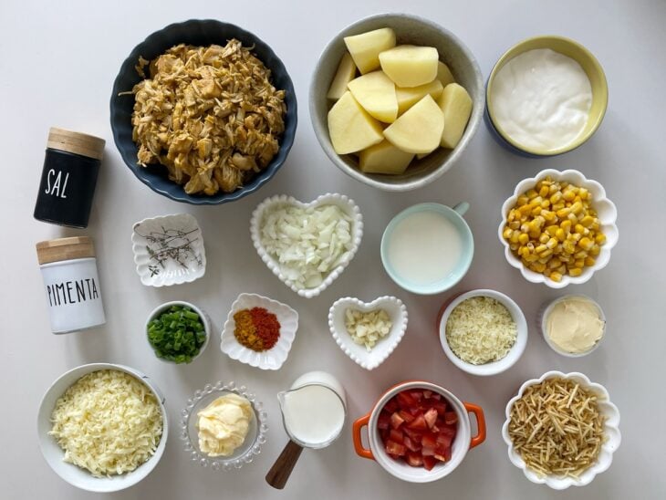 Ingredientes reunidos na bancada.
