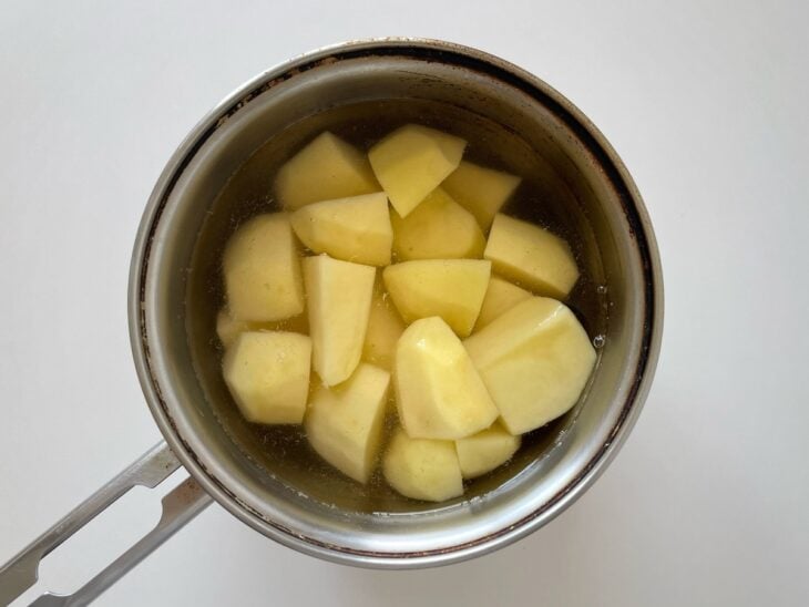 Batatas cozidas na panela.