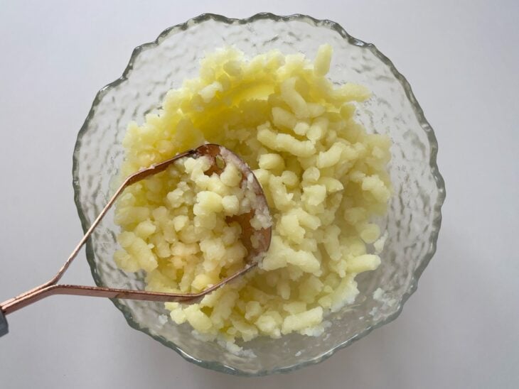 Batatas amassadas numa tigela.