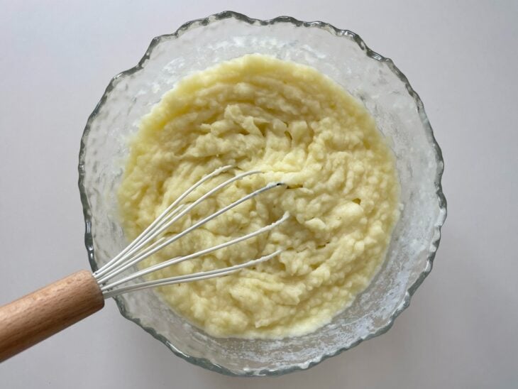 Manteiga adicionada às batatas amassadas.