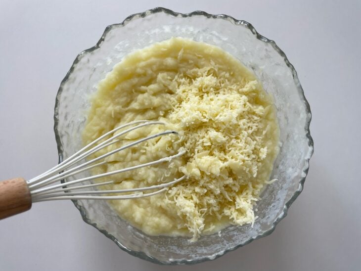 Mussarela ralada adicionada ao purê.