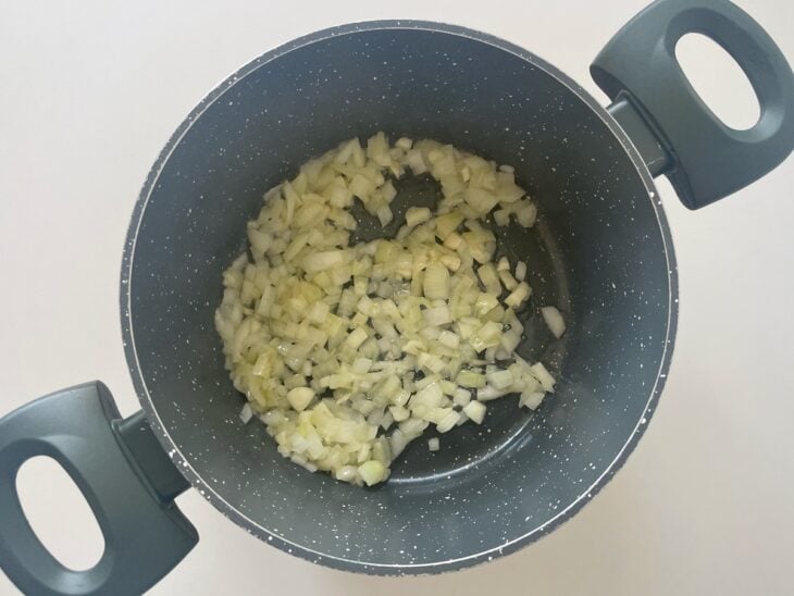 Cebola na panela refogando na manteiga.