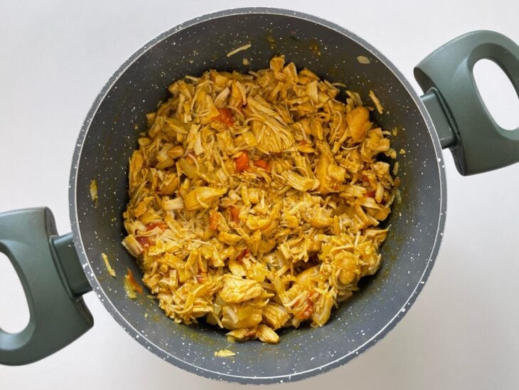 Frango adicionado na panela.