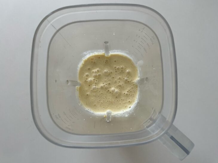 Ingredientes do creme de milho batidos no liquidificador.