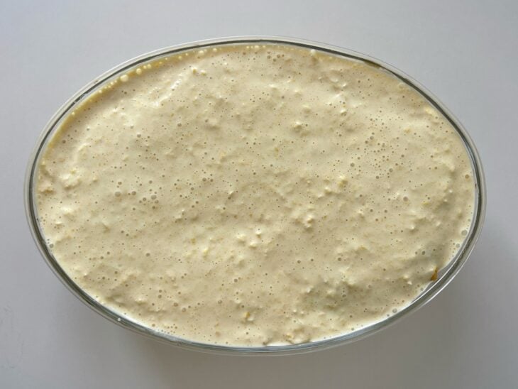 Creme de milho adicionado por cima do frango.