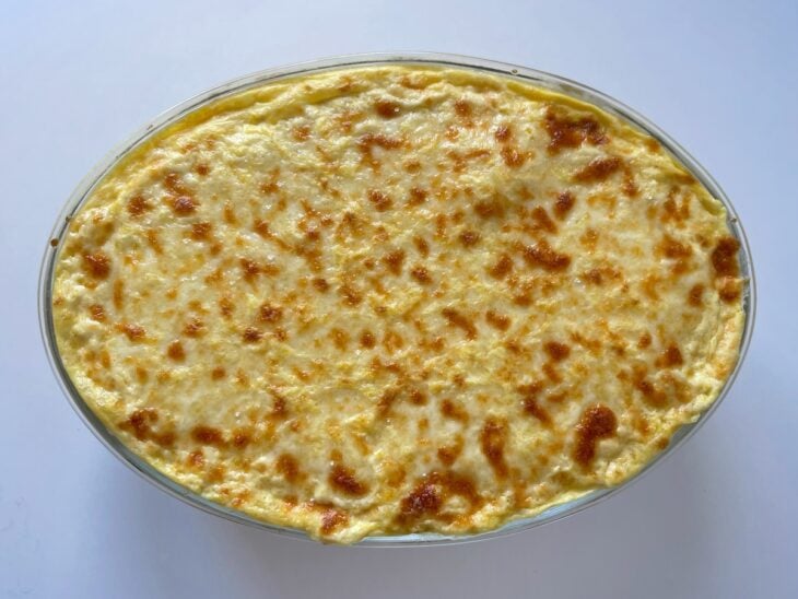 Fricassê gratinado saído do forno.
