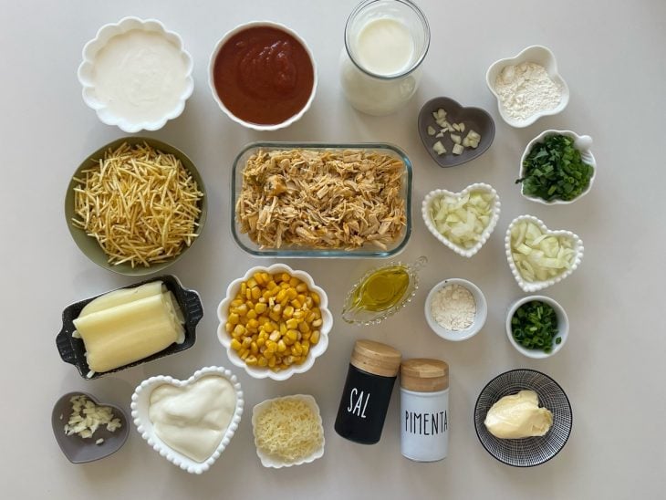 Ingredientes reunidos na bancada.