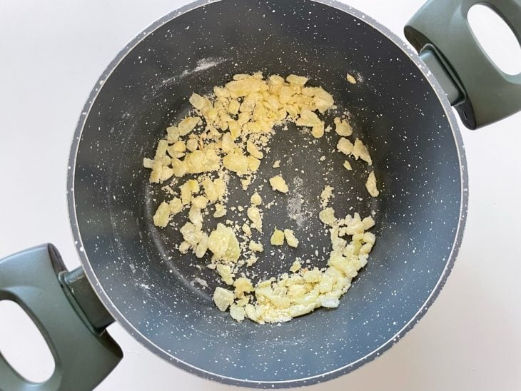Farinha de trigo adicionada na panela.