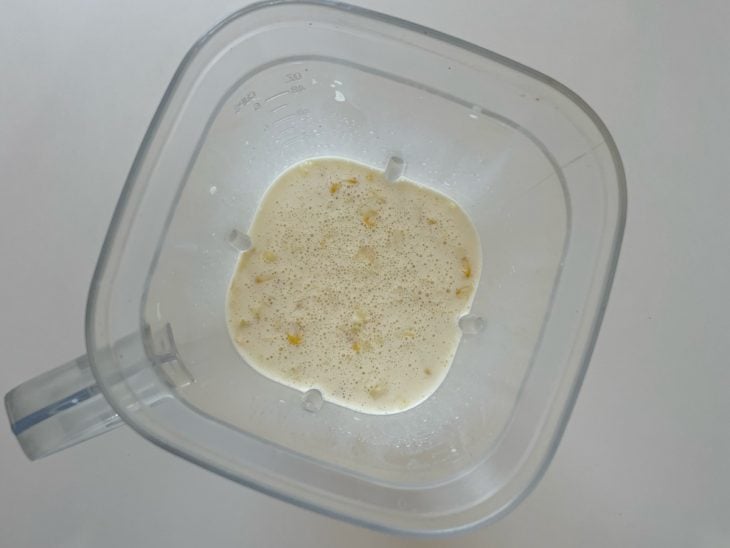 Ingredientes batidos no liquidificador.