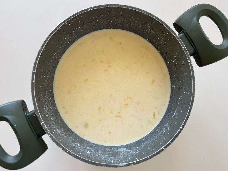 Misturada batida do liquidificador adicionada na panela.