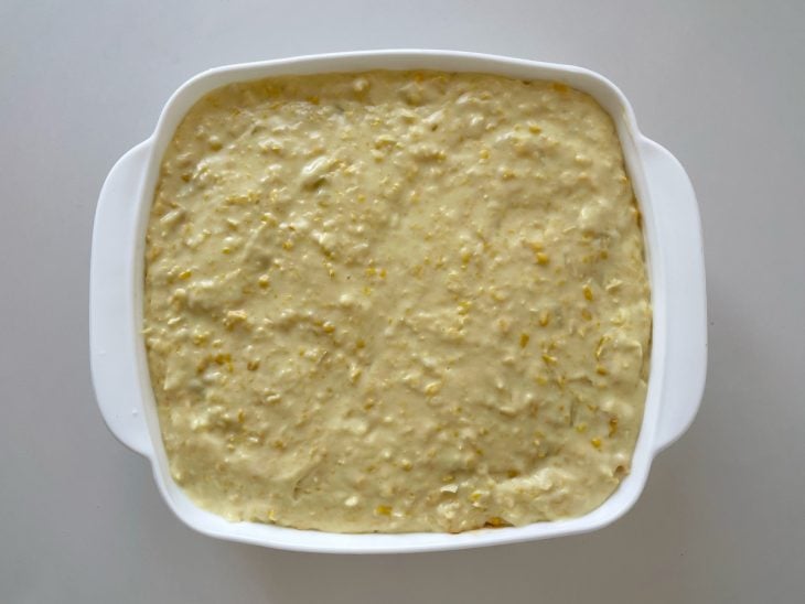 Creme de milho adicionado por cima do recheio de frango.