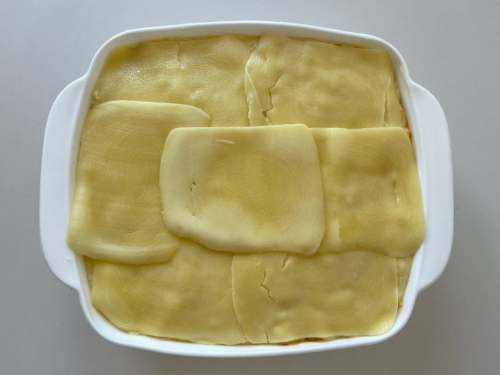 Mussarela cobrindo o preparo.