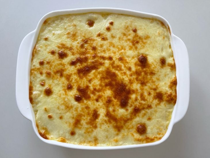 Fricassê gratinado após sair do forno.