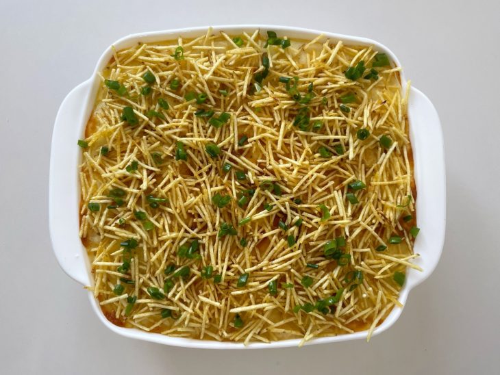 Batata palha adicionada por cima do fricassê.