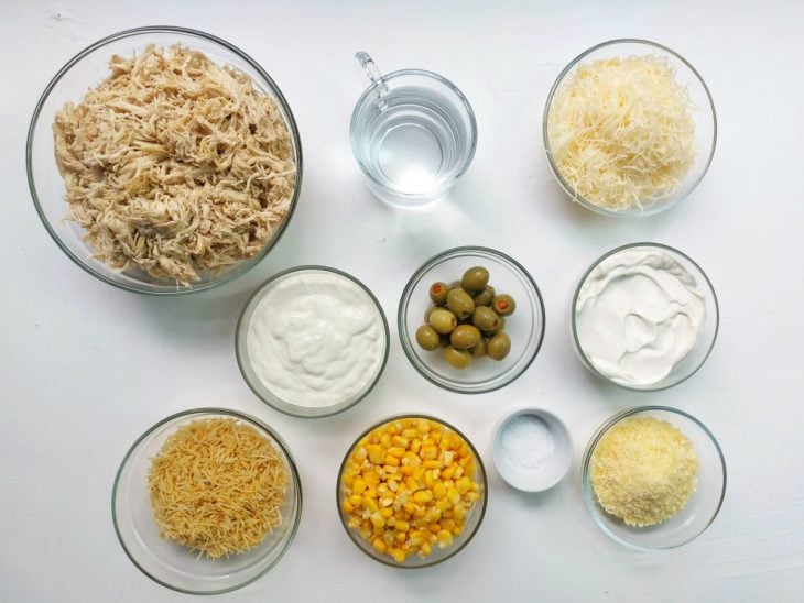 Uma bancada com os ingredientes separados.