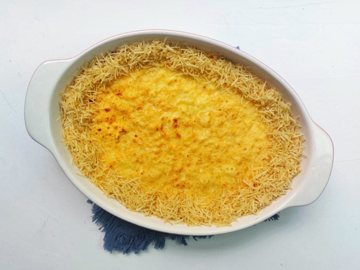 Um refratário com fricassê de frango após assar.