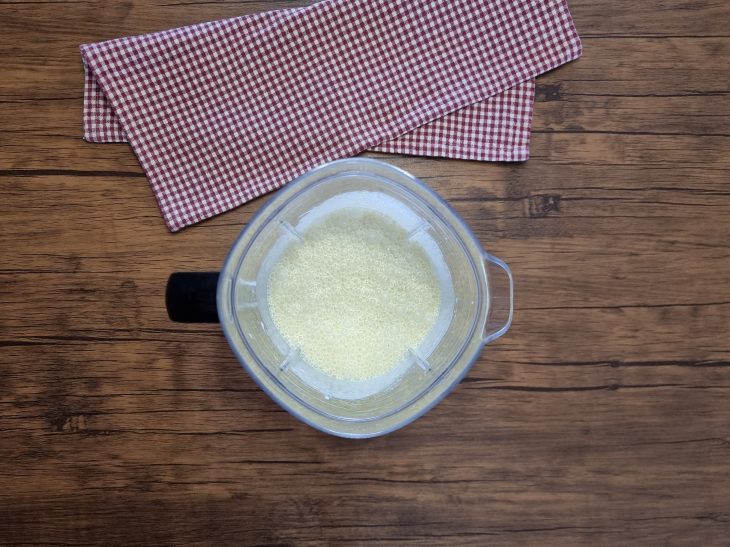 Liquidificador com ingredientes batidos homogeneamente.
