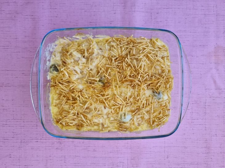 Refratário com fricassê de frango fácil pronto.