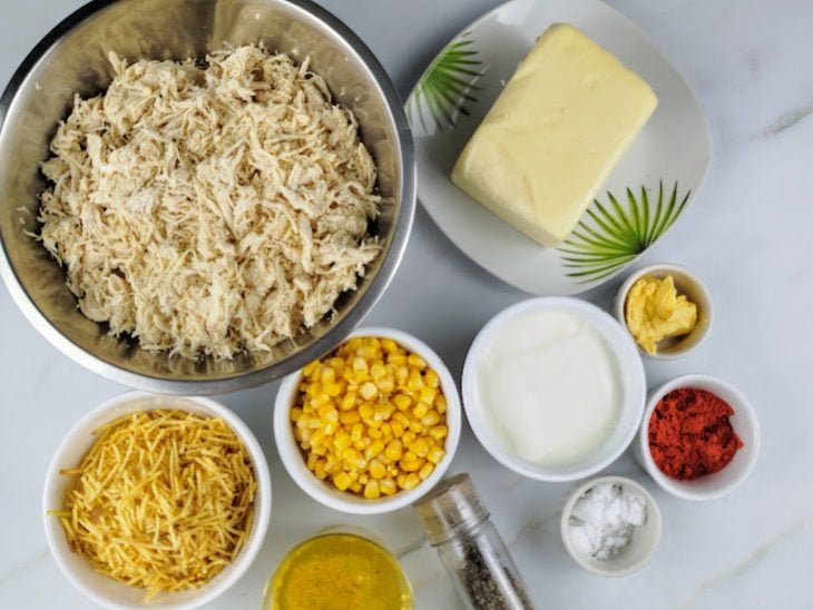 Ingredientes para a receita de fricassê simples e rápido.
