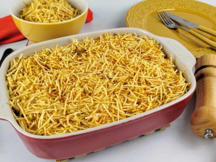 Fricassê simples e rápido finalizado com batata palha, pronto para servir.