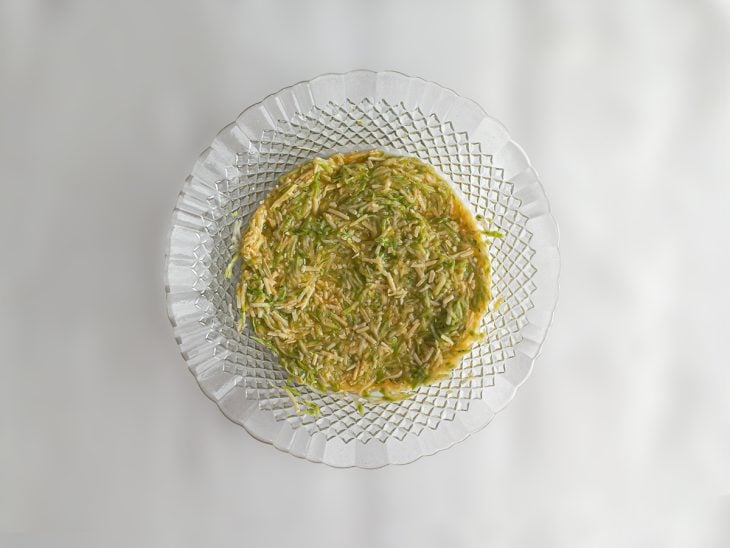 Recipiente com a massa da fritada.