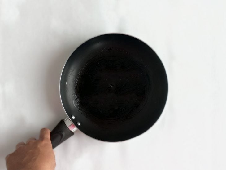Uma frigideira com óleo.