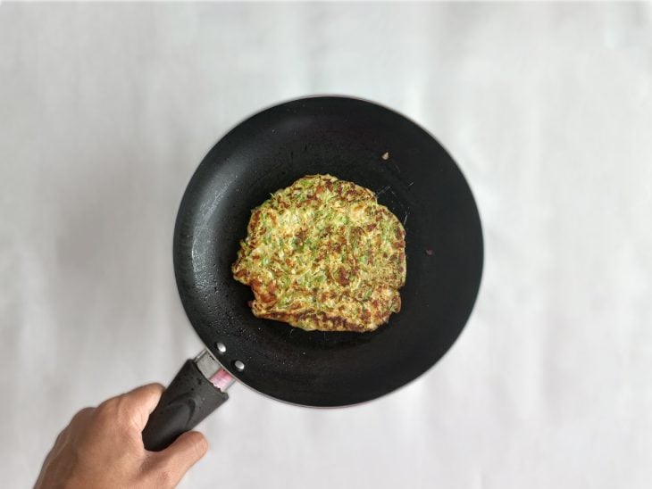 Massa da fritada na frigideira.