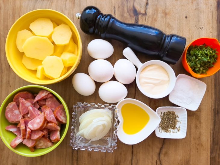 Uma bancada com os ingredientes da receita.