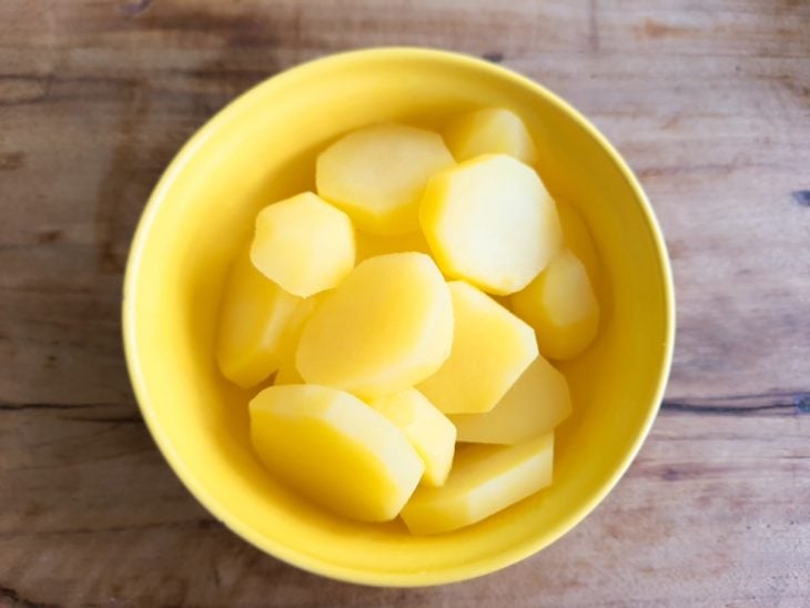 Batatas cozidas a esfriar em uma tigela.