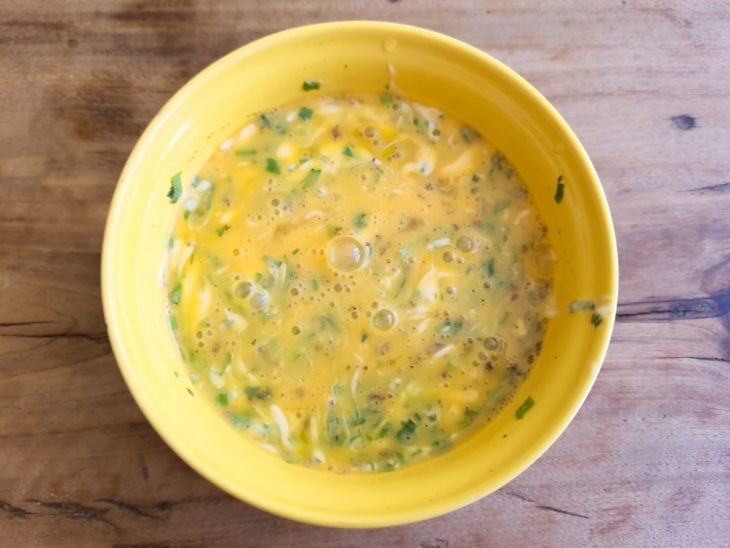 Tigela com ovos, sal, pimenta, orégano, requeijão e cheiro-verde.